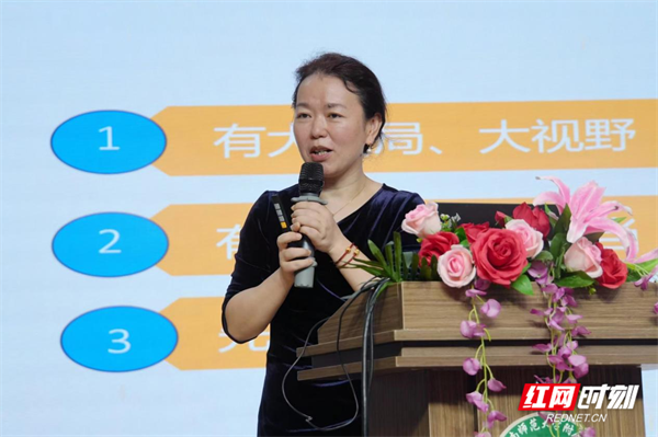 李晓玲汇报课题《教育数字化转型背景下小学校长治校策略研究》.png 李晓玲汇报课题《教育数字化转型背景下小学校长治校策略研究》.png