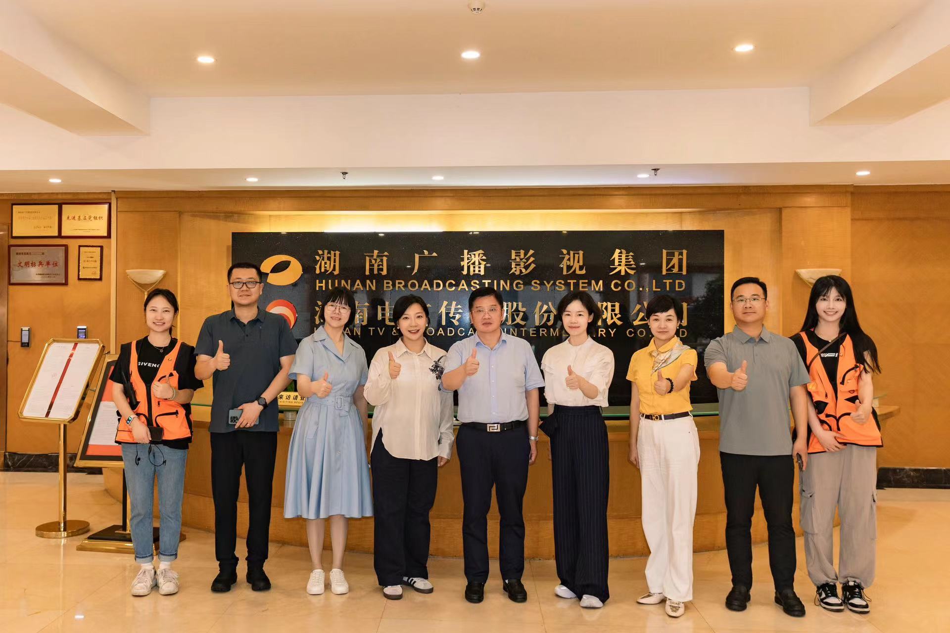 合影.jpg 合影.jpg