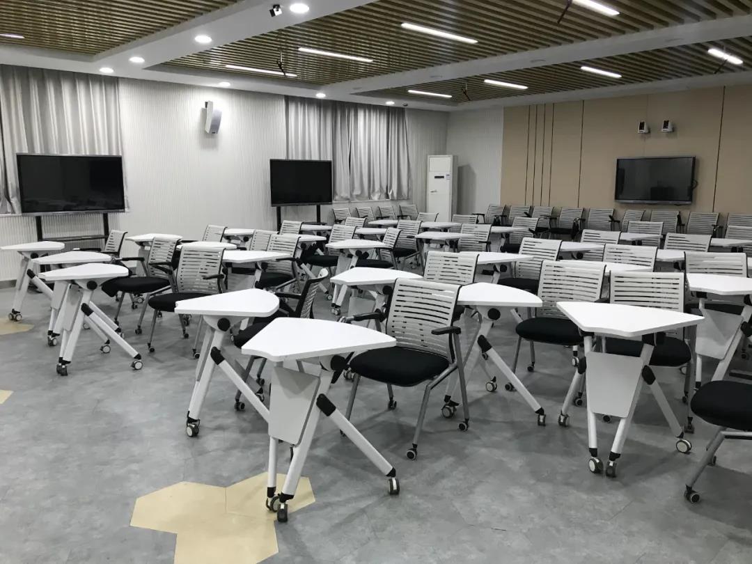 精品课录播教室,具备4机位录像系统和6通道录音系统,配合整体隔音降噪设计,能录制高品质的在线课程。学校还配备专业的课程录制间,能支持绿屏抠像、实时导播及后期音视频剪辑合成。 精品课录播教室,具备4机位录像系统和6通道录音系统,配合整体隔音降噪设计,能录制高品质的在线课程。学校还配备专业的课程录制间,能支持绿屏抠像、实时导播及后期音视频剪辑合成。