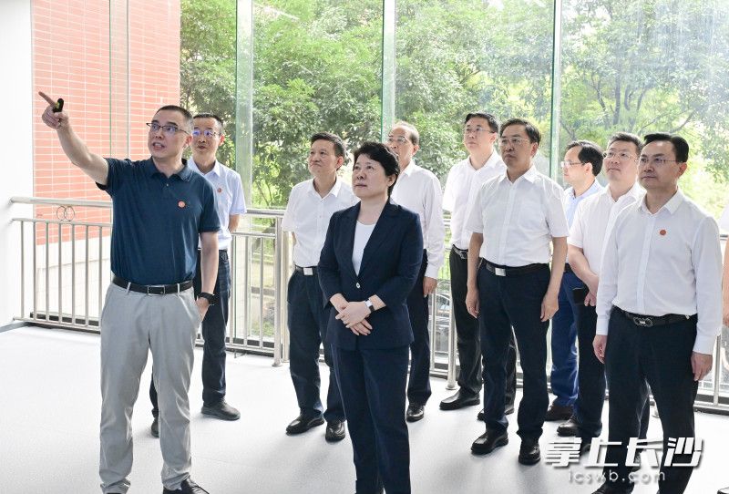 吴桂英在华亿体育登录低维量子结构与调控教育部重点实验室调研。