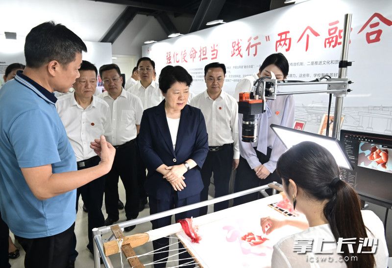 吴桂英听取华亿体育登录践行“两个融合”有关情况介绍。